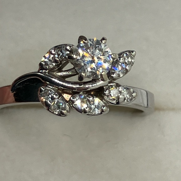14k White gold ring, Size 6 with REAL Diamonds. Comes with appraisal - Picture 5 of 16